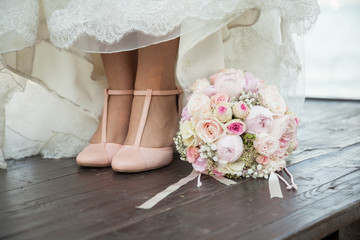 Wall Mural - Bouquet de mariée à coté des pieds de la mariée sous sa robe