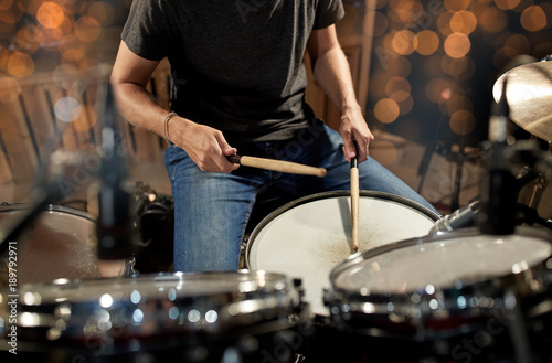 Fotomural musician playing drum kit at concert over lights