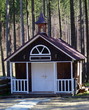 Mała wiejska kapliczka przy lesie - idealne miejsce na ślub dla młodej pary