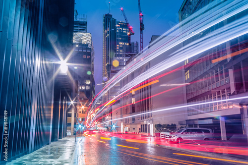 Photographie Light trails in the downtown district of London, Long exposure