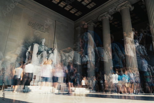 Long Exposure of Tourists Visiting the Lincoln Memorial Tablou Canvas