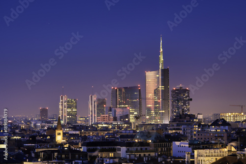 Foto-Lamellenvorhang - Milan skyline by night, new skyscrapers with colored lights. Italian landscape panorama. (von Arcansél)