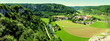 Panoramaaussicht auf oberes Donautal mit Kloster Beuron zwischen sonnigem Wald und Wiesen