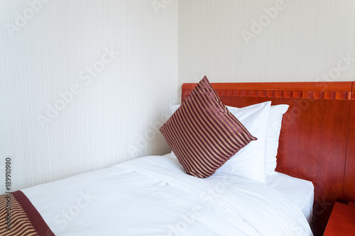 Plakat zbliżenie łóżko w pokoju hotelowym