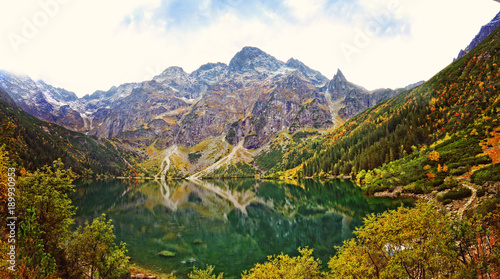 Plakat widok na kolorowe oko morskie w Tatrach