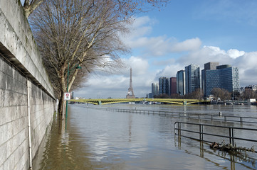 Poster - inondation de la Seine sur la voie express George Pompidou