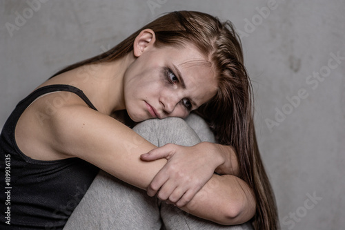 Cuadros en Lienzo sad teen girl hug her knee and cry