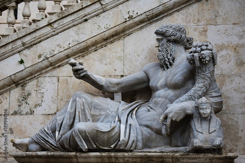 Zdjęcie XXL bliska na starożytnej rzeźby człowieka w centrum miasta w Rzymie