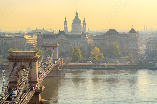 Zdjęcie XXL Most łańcuchowy Szechenyi i widok Pesztu z Bazyliką Świętego Szczepana w Budapeszcie
