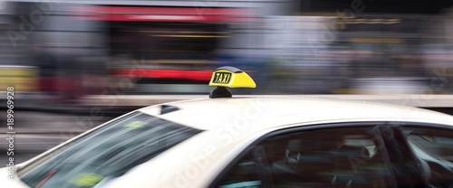 Fotomural german taxi cab speeding in the city