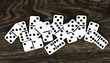 Dominosteine auf einer Holzplatte