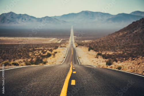 scena-klasycznej-autostrady-w-amerykanskim-zachodzie-usa