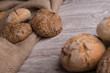 Chrupiące bochenki chleba i bułki na drewnianym tle