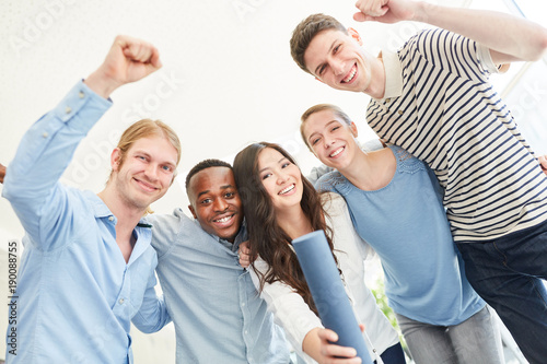 Foto Studenten jubeln über erfolgreichen Abschluss