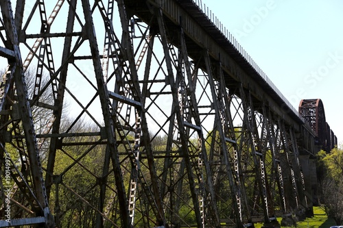 Zdjęcie XXL Koleje drogowe kolejowe wysoko nad ziemią