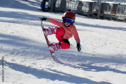 Dekoracja na wymiar  little-cute-girl-snowboarding-robienie-sztuczek-w-osrodku-narciarskim-w-sloneczny-zimowy-dzien-kaukaz