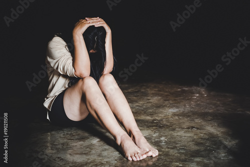 Fotografía Woman bondage in angle of abandoned building , stop violence against Women, inte