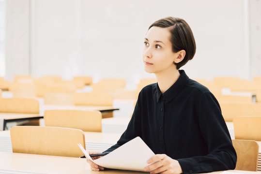 授業中の若い女性