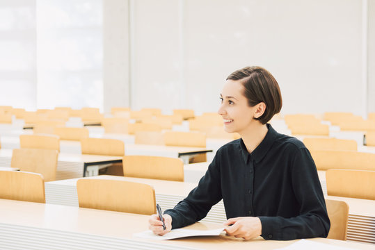 授業中の若い女性