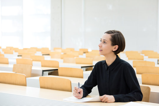 授業中の若い女性