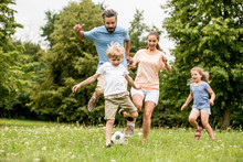 Familie Spielt Fußball In Der Freizeit