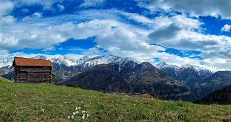 Poster - Heustadl am Hang über Serfaus und Blick über das Inntal in Tirol, Österreich.