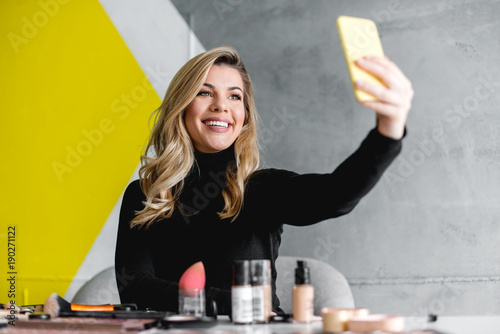 Fotografía Beautiful woman making selfie