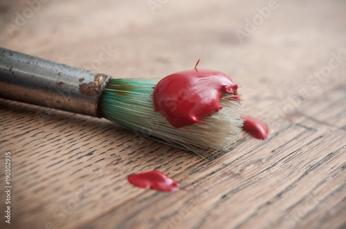 Peinture Acrylique Rouge Sur Pinceau Sur Table En Vieux Bois Buy