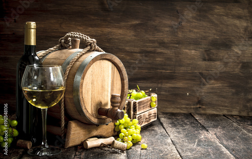 Dekoracja na wymiar  tlo-wina-beczka-bialego-wina-z-galazkami-zielonych-winogron
