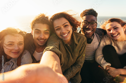 Fotografía Cheerful friends taking selfie on a holiday