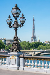 Fototapete - Eiffelturm und Pont Alexandre in Paris, Frankreich