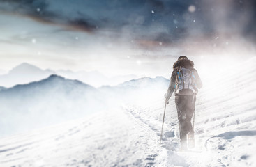 Sticker - Sportliche Person wandert durch Schneesturm im Winter