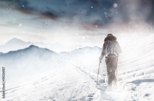 Fotografía Sportliche Person wandert durch Schneesturm im Winter