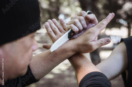 Fotografía Lameco Astig Combatives instructor demonstrates knife attack disarming technique