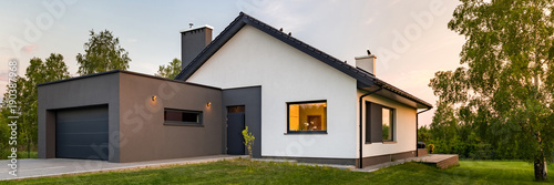 Fotografía Stylish house with large lawn