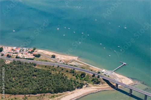 Fotografía Vue aérienne du pont qui va sur l'île de Noirmoutiers en France