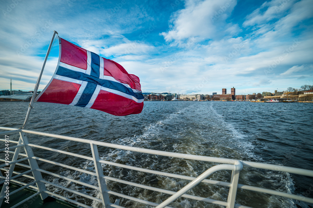 Obraz na płótnie Norwegian flag on ship with Oslo in Norway in the background w salonie