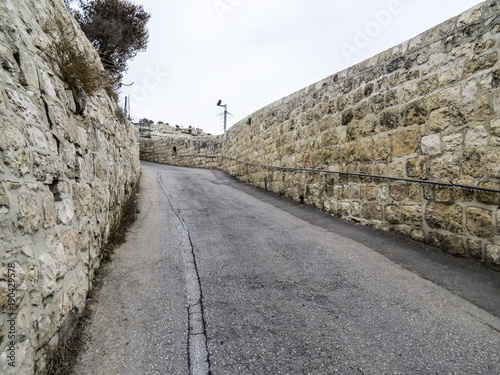 Fotografía Jerusalem, Israel - walking in the street coming down from the Mount of Olives