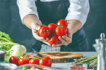 Wall Mural - Chefkoch in der Küche mit Frischem Gemüse(Tomaten)