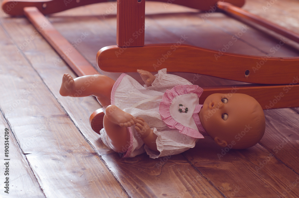 Leżąca na podłodze lalka - obrazy, fototapety, plakaty 