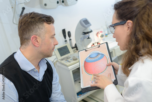 Fotografía man with glaucoma consulting ophtalmologist for examination