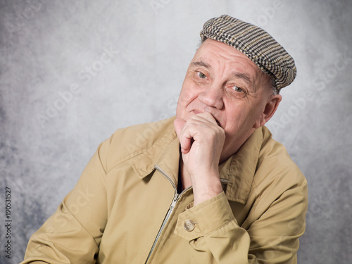 Fotografie, Obraz portrait vieil homme attentif sur fond gris