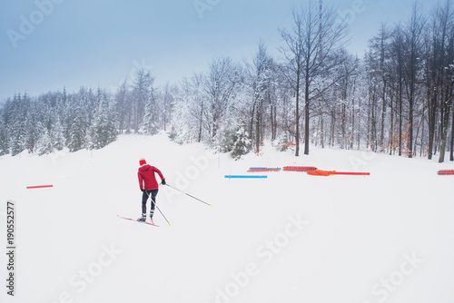 Fototapety biegi narciarskie  narciarstwo-biegowe-narciarstwo-biegowe-mlodego-czlowieka-w-piekny-sloneczny-zimowy-dzien