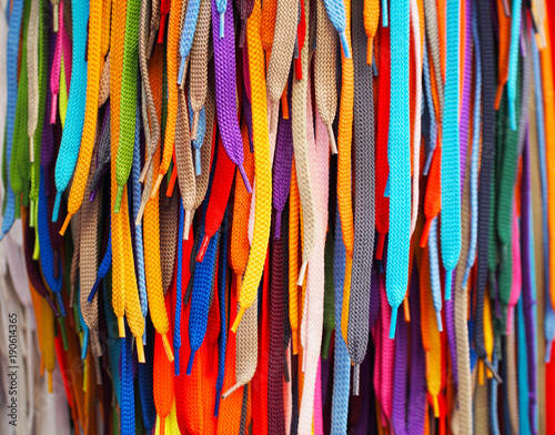 Fotografía Colored bright shoelaces hang in the store
