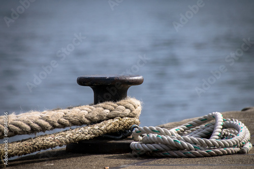 Cuadros en Lienzo Ship mooring ropes secured around a port bollard