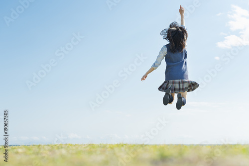 女子高生 海 草原 ジャンプ Adobe Stock でこのストック画像を購入して 類似の画像をさらに検索 Adobe Stock