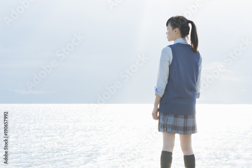 女子高生 海 後ろ姿 輝き Stock 写真 Adobe Stock