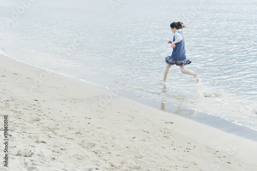 女子高生 波打ち際 走る Stock 写真 Adobe Stock 女子高生 波打ち際 走る Stock 写真 Adobe Stock