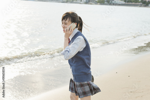 女子高生 海 裸足 スマホ通話 Stock Photo Adobe Stock
