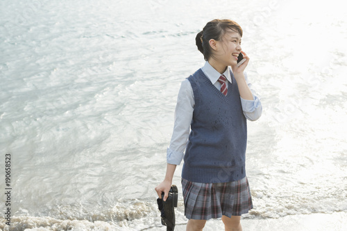 女子高生 海 裸足 スマホ通話 Stock Photo Adobe Stock
